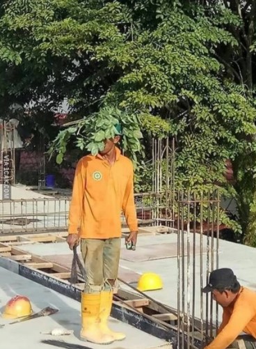 Aksi tukang agar tetap bisa bekerja dibawah terik matahari bikin kita ngakak